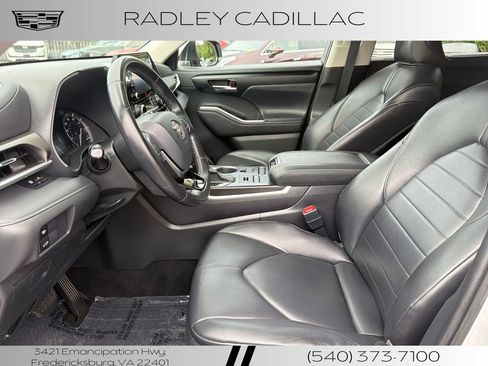 Used 2020 Toyota Highlander XLE AWD/4WD image 3