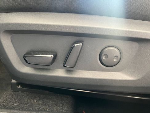 Used 2025 Nissan Rogue SV image 22