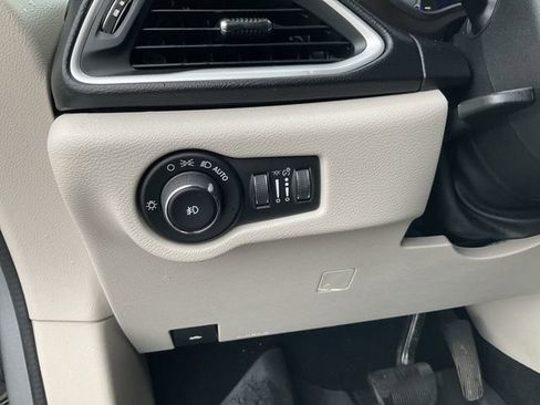 Used 2018 Chrysler Pacifica Touring-L image 17