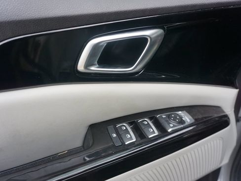 Used 2024 Kia Carnival EX FWD image 4