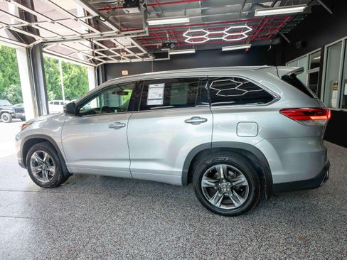 Used 2018 Toyota Highlander Limited Platinum w/ Carpet Mat Package (TMS) AWD/4WD image 2