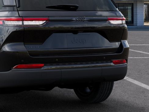 New 2025 Jeep Grand Cherokee Altitude w/ Trailer Tow Package image 13