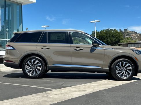 New 2025 Lincoln Aviator AWD w/ Equipment Group 101A image 2