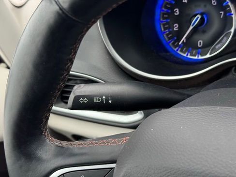 Used 2018 Chrysler Pacifica Touring-L Plus image 26