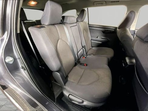 Used 2025 Toyota Highlander LE FWD image 22