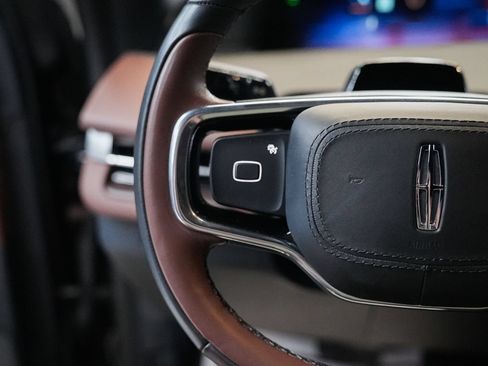 Used 2025 Lincoln Navigator Reserve AWD/4WD image 18