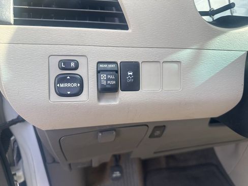 Used 2012 Toyota Sienna image 28