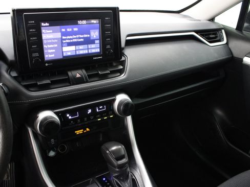 Used 2020 Toyota RAV4 LE FWD image 15