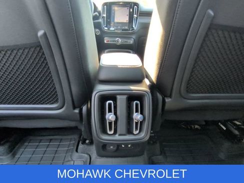 Used 2022 Volvo XC40 T5 R-Design w/ Climate Package AWD/4WD image 23