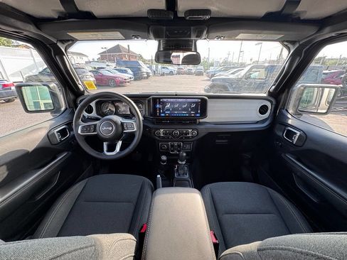 Used 2025 Jeep Wrangler Unlimited Sahara AWD/4WD image 9