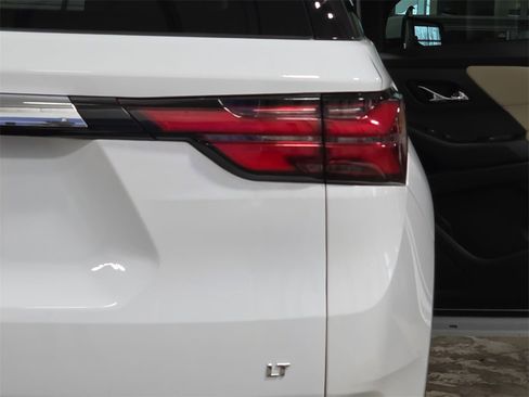 Used 2022 Chevrolet Traverse LT image 34