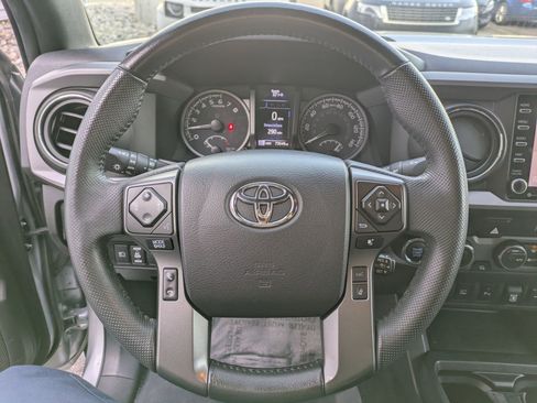 Used 2022 Toyota Tacoma TRD Off-Road w/ Technology Package image 16