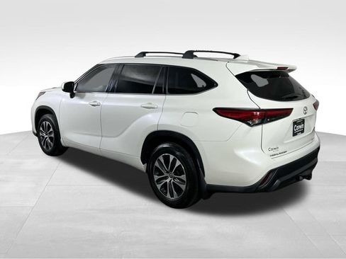 Used 2021 Toyota Highlander XLE AWD/4WD image 14