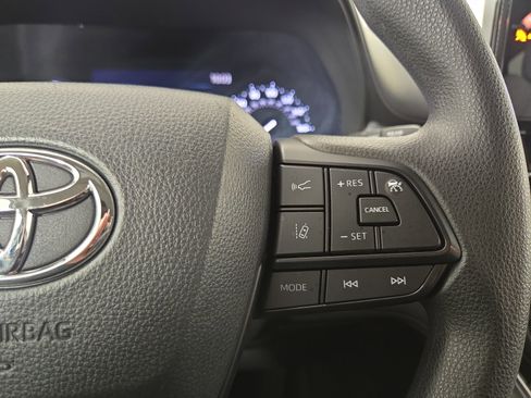 Used 2025 Toyota Sienna LE image 17