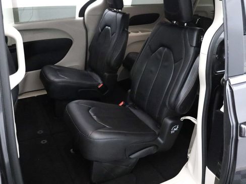 Used 2020 Chrysler Pacifica Touring-L FWD image 9