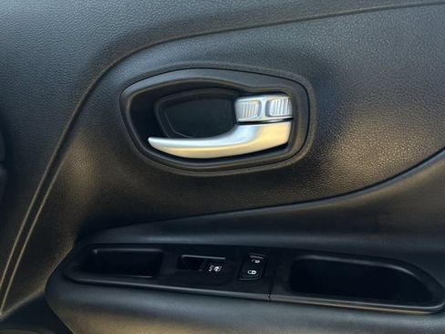 Used 2023 Jeep Renegade Latitude AWD/4WD image 16
