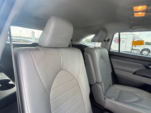 Used 2020 Toyota Highlander XLE FWD image 29