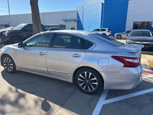 Used 2017 Nissan Altima 2.5 SL w/ Moonroof Package image 3