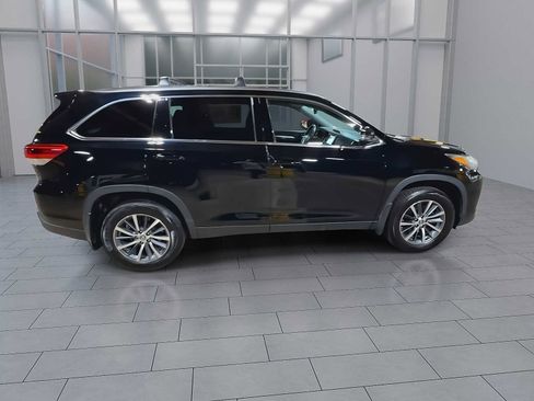 Certified 2019 Toyota Highlander XLE AWD/4WD image 9