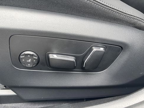 Used 2025 BMW i5 eDrive40i w/ Premium Package image 19