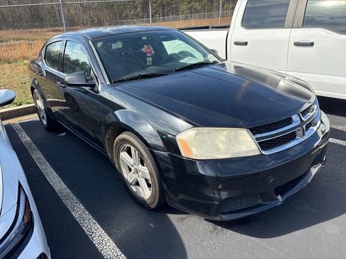 Used 2013 Dodge Avenger SE image 2