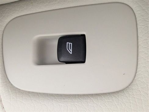 Used 2022 Volvo XC60 B5 Momentum image 34