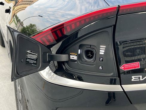 New 2025 Kia EV6 Light w/ Light LR Technology Package image 6