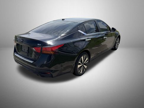 Used 2022 Nissan Altima 2.5 SV w/ SV Premium Package FWD image 3