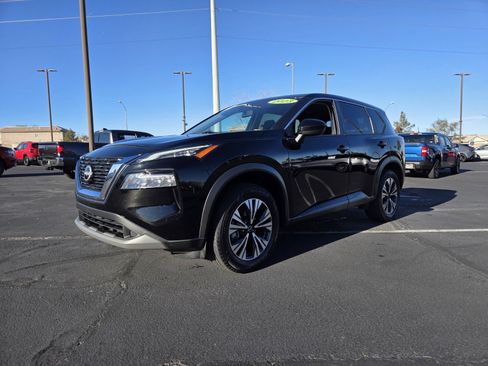 Used 2023 Nissan Rogue SV image 2