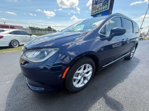 Used 2017 Chrysler Pacifica Touring-L w/ Tire & Wheel Group FWD image 8