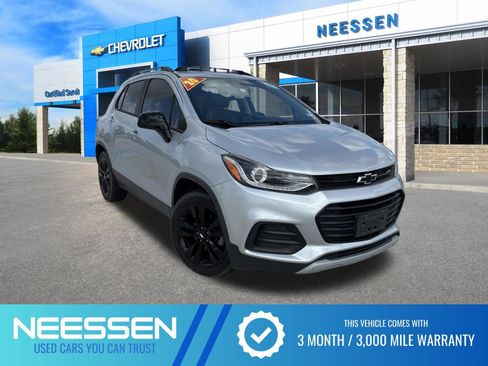 Used 2020 Chevrolet Trax LT w/ Sun & Sound Package FWD image 1