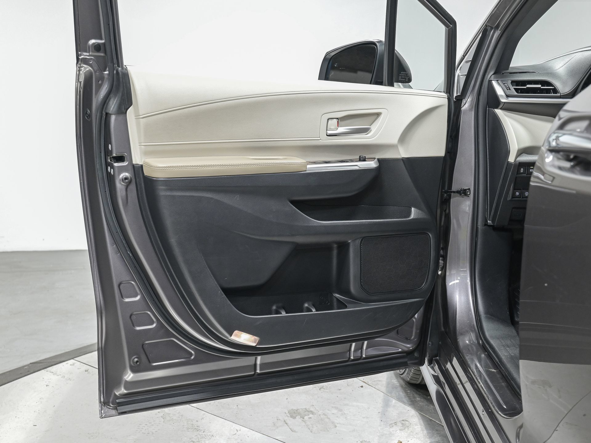 Used 2024 Toyota Sienna XLE FWD image 11