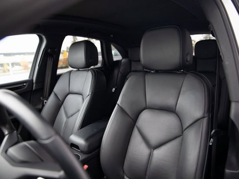 Certified 2025 Porsche Macan image 5