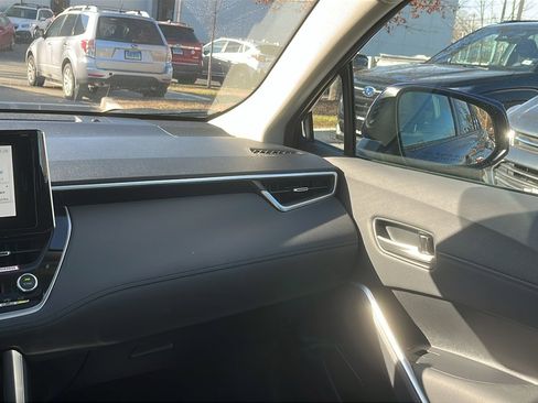 Used 2023 Toyota Corolla Cross XLE image 21