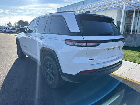 Used 2024 Jeep Grand Cherokee Altitude image 7