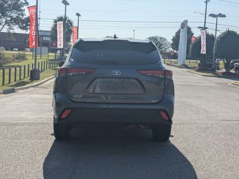 Used 2022 Toyota Highlander XLE FWD image 4