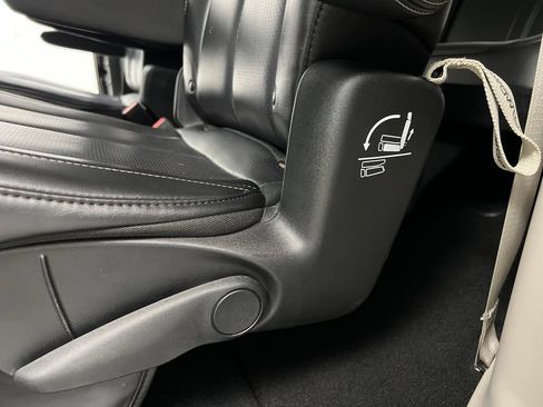 Used 2023 Chrysler Pacifica Touring-L FWD image 18