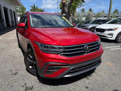 Used 2023 Volkswagen Tiguan SE FWD image 1