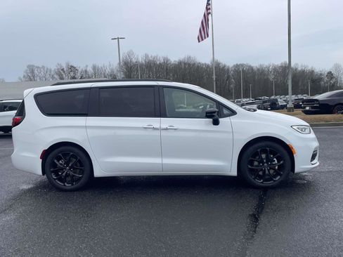 New 2026 Chrysler Pacifica Limited image 2