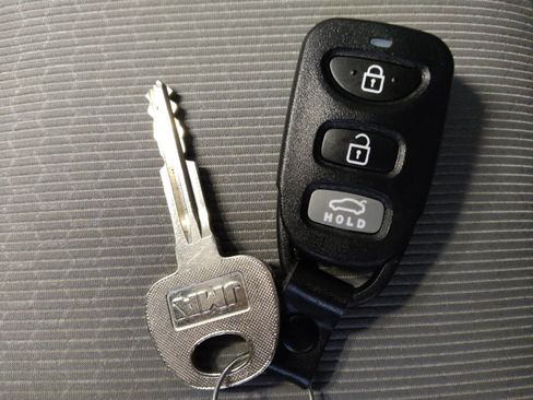 Used 2017 Hyundai Elantra SE image 32