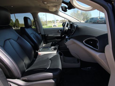 Used 2024 Chrysler Pacifica Touring-L image 8