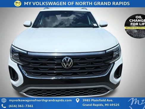 Used 2025 Volkswagen Atlas Cross Sport SE w/ Panoramic Sunroof Package AWD/4WD image 3
