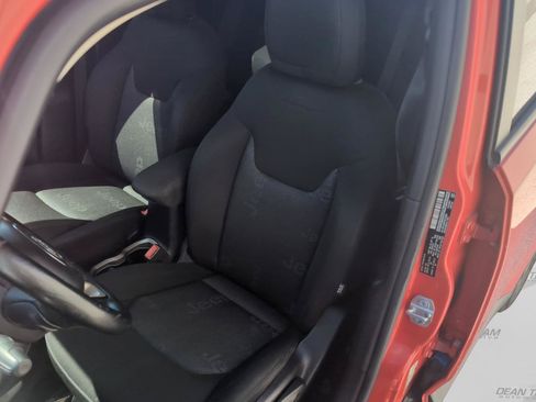 Used 2016 Jeep Renegade Latitude w/ Cold Weather Group FWD image 12