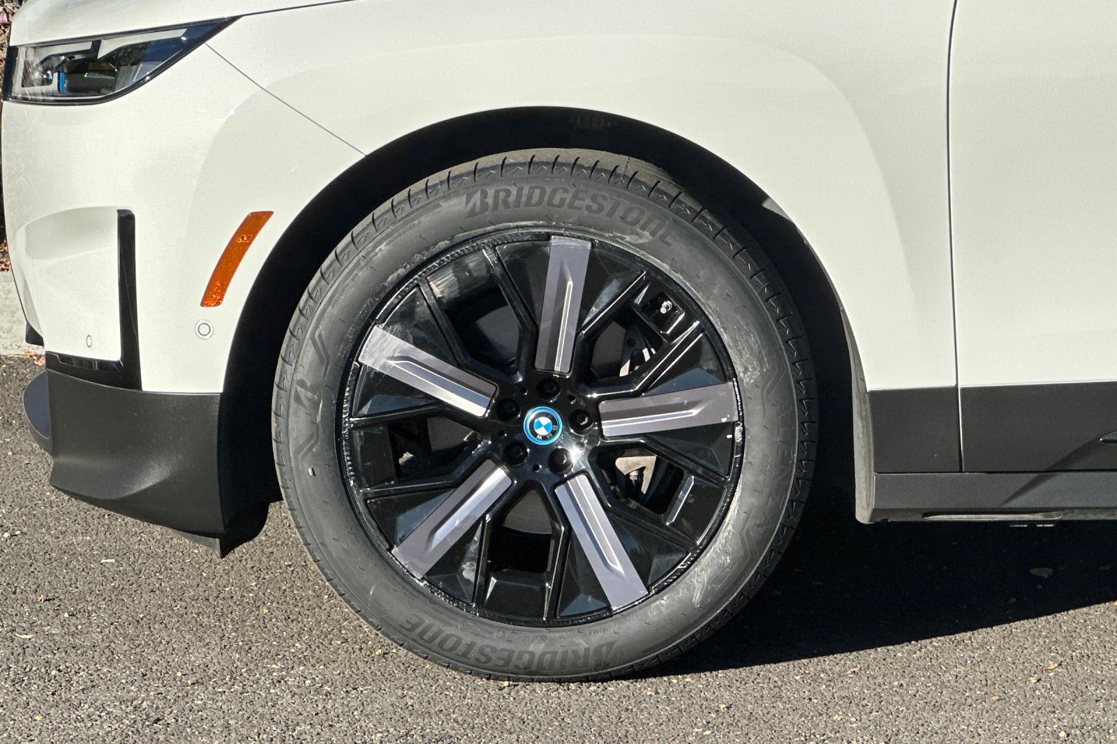 Used 2024 BMW iX xDrive50 w/ Premium Package AWD/4WD image 39