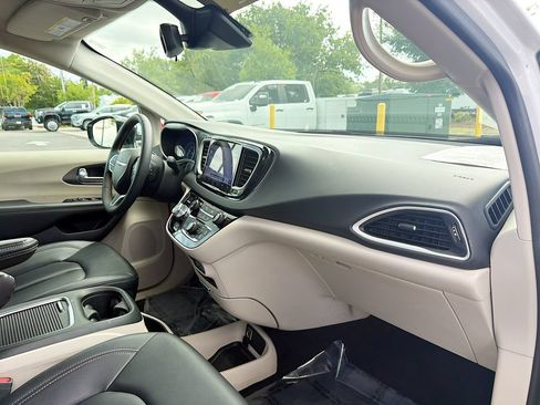 Used 2024 Chrysler Pacifica Touring-L FWD image 33