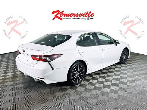 Used 2022 Toyota Camry SE image 7