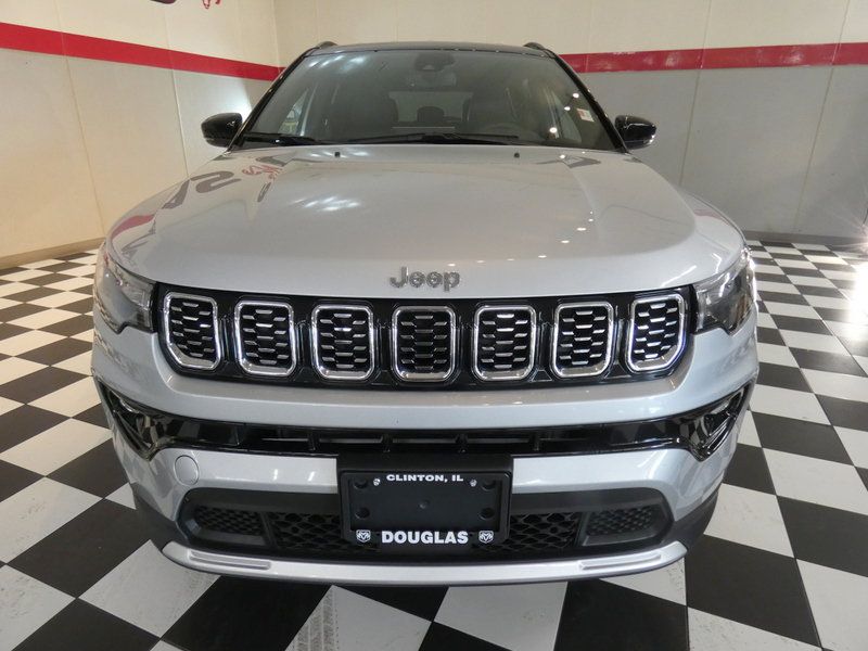 Used 2025 Jeep Compass Limited AWD/4WD image 2