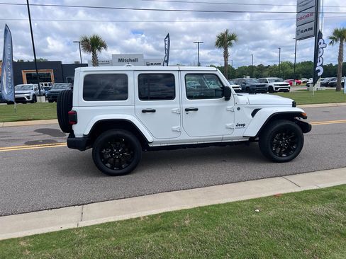 Used 2025 Jeep Wrangler Unlimited Sahara w/ Safety Group AWD/4WD image 4