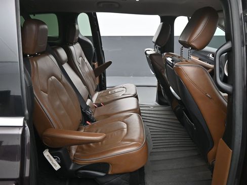 Used 2018 Chrysler Pacifica Limited image 16