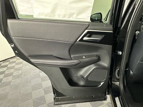 New 2025 Mitsubishi Outlander SE image 14